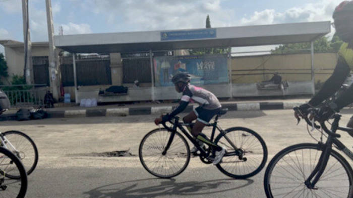 Video: Nigeria: Auf dem Fahrrad in der Megacity Lagos