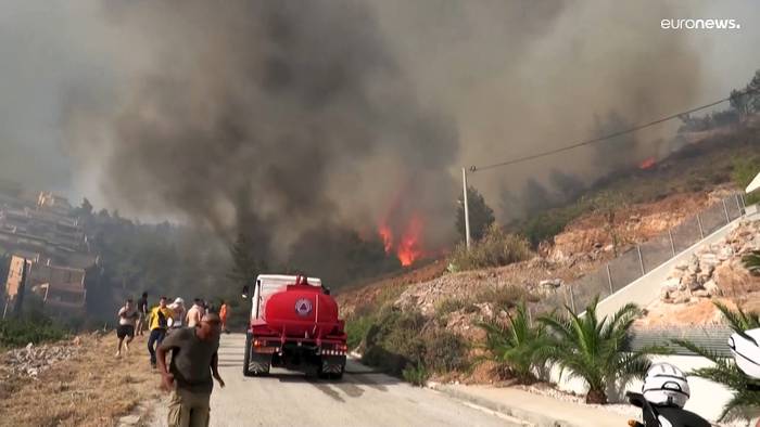 Video: Waldbrandsaison in Griechenland: Feuerwehr kämpft gegen Feuer bei Athen