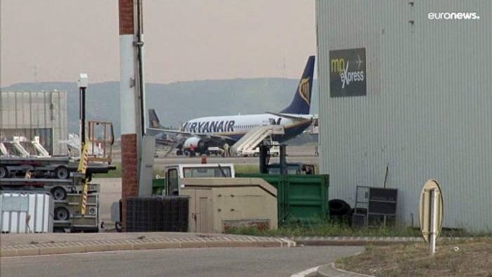 News video: Gefälschter Ausweis? Ryanair wegen Afrikaans-Sprachtests bei Passagieren in der Kritik