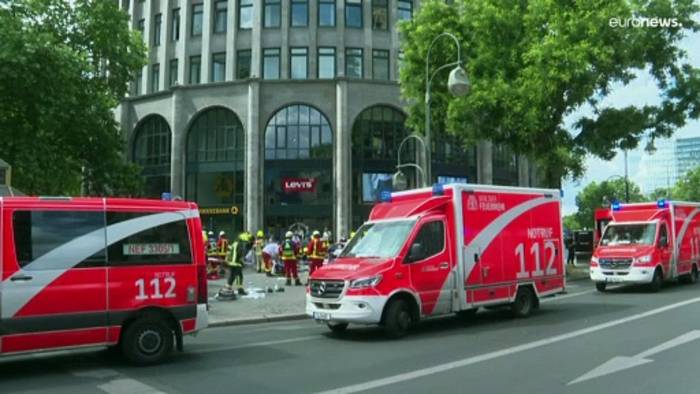 News video: Berlin: Auto fährt in Menschenmenge - ein Toter und mehrere Verletzte