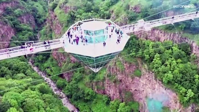 Video: Adrenalin- und Instagramaffin: 280 Meter hohe Glasbrücke in Georgien