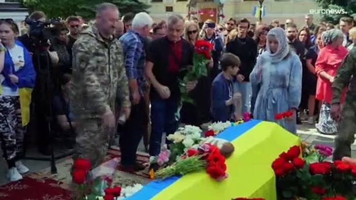 Video: Im Krieg gefallen: Kiew trauert um den 24-jährigen Maidan-Helden Roman Ratuschny