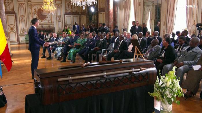 Video: Trauer-Zeremonie in Brüssel: Lumumbas Tochter nimmt Zahn entgegen