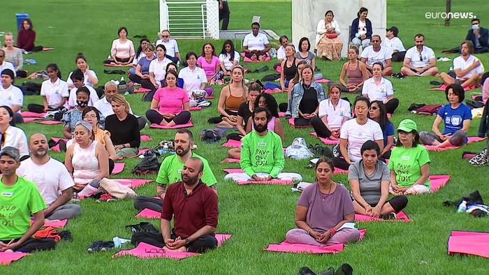 Video: Namaste! Praktizierende weltweit feiern den 8. Internationen Yogatag