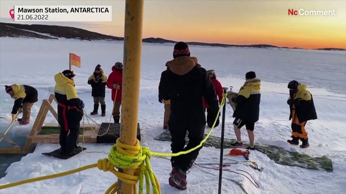 Video: Eiskalte Sitte: Das Antarktis-Bad