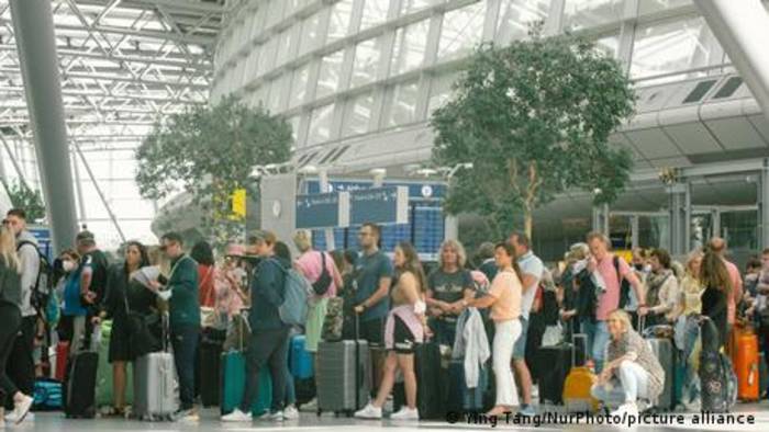 Video: Lange Wartezeiten am Flughafen