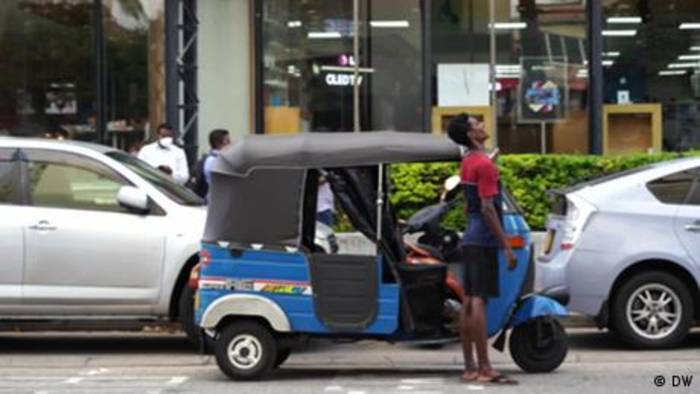 Video: Kampf ums Benzin - Rikscha-Fahrer in Sri Lanka