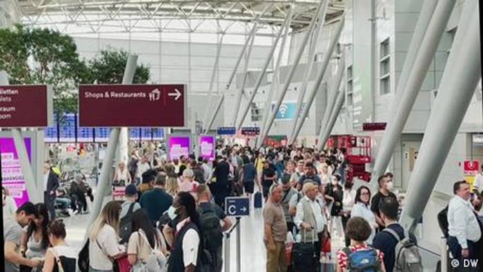 Video: Chaos an den Flughäfen - wo ist das Personal?
