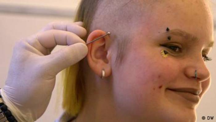 Video: Wie Schäden durch Tattoos oder Piercings vermeiden?