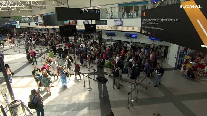 Video: Warteschlangen zum Ferienstart: Weiter Reisechaos an den Flughäfen