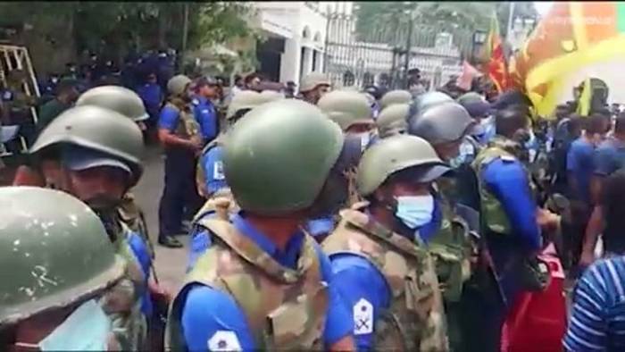 Video: Chaos in Sri Lanka: Präsident auf der Flucht, Premier tritt zurück