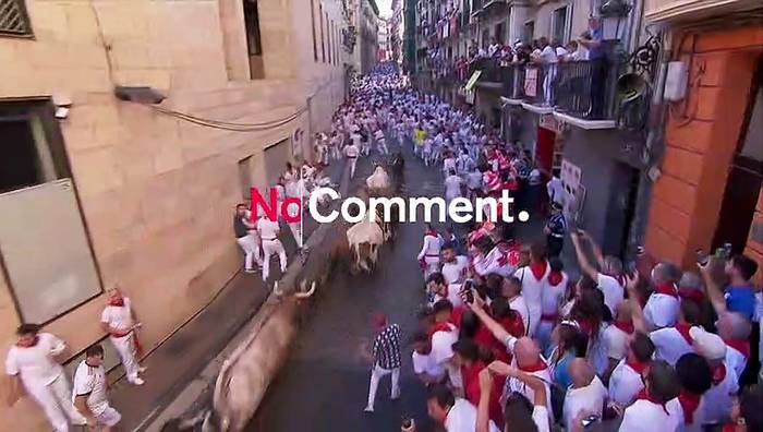 Video: Aufgespießt: Verletze beim Stierlauf im spanischen Pamplona
