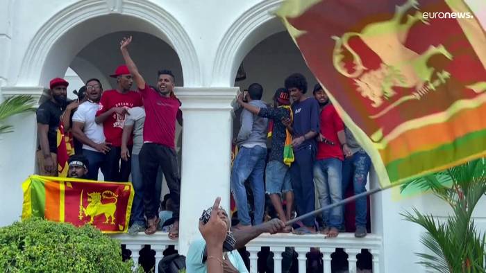 Video: Sri Lanka: Rajapaksa in Singapur, Protestierende wollen besetzte Gebäude verlassen