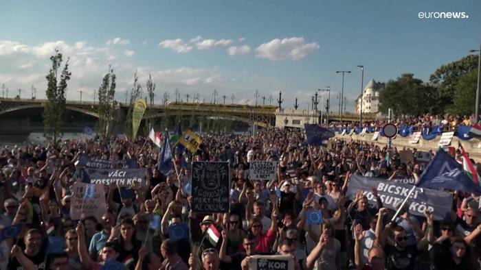 News video: Protest gegen Viktor Orbán und seine Steuer für Freiberufler