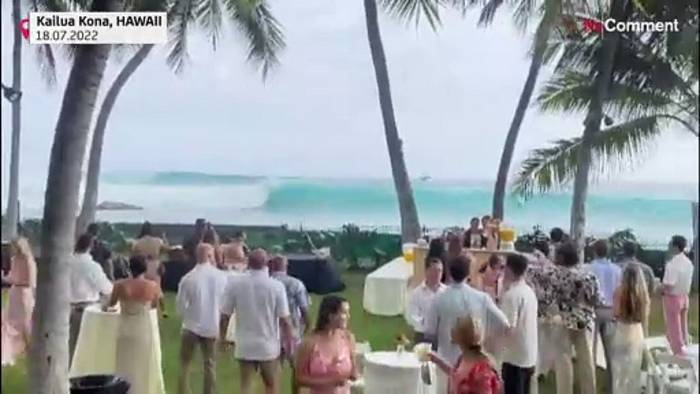 Video: Hawaii: Riesenwelle überrascht Hochzeitsgäste - Torte bleibt verschont