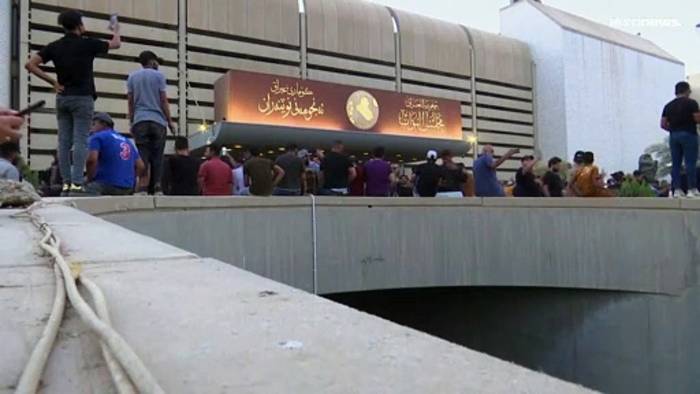 Video: In Bagdad stürmen Demonstranten Parlament