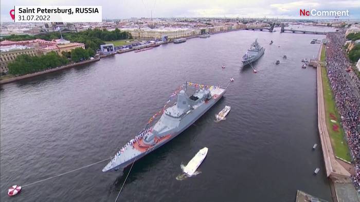 Video: St. Petersburg: Parade der russischen Marine