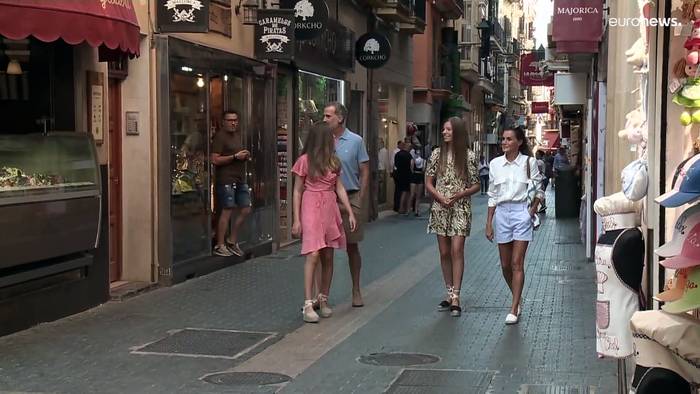 Video: Nach dem Minirock-Skandal in Shorts: Letizias Mode auf Mallorca