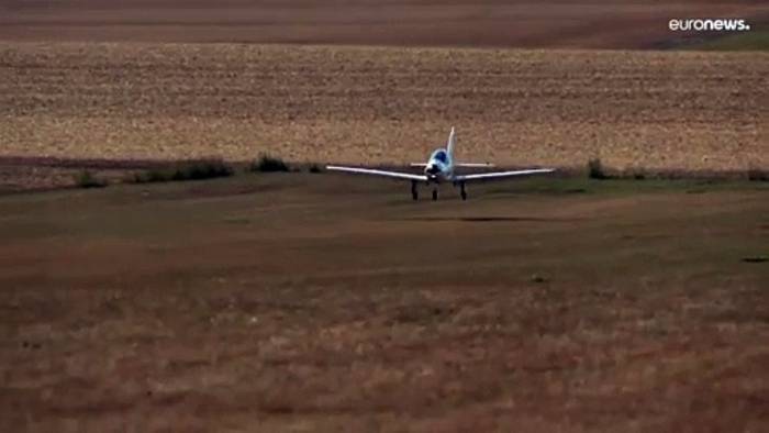 Video: Einmal um die Erde: Junger Pilot kurz vor Weltrekord