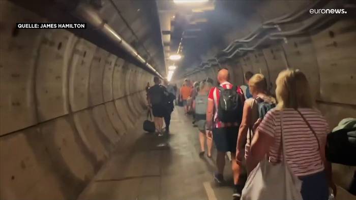 News video: Panne im Eurotunnel, Hunderte Zugreisende müssen laufen: 