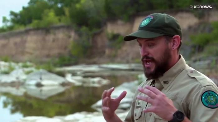 Video: Dürre legt in Texas 113 Millionen Jahre alte Dinosaurierspuren frei