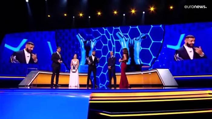 Video: Uefa-Trophäen: Alexia Putellas und Karim Benzema sind Europas Beste