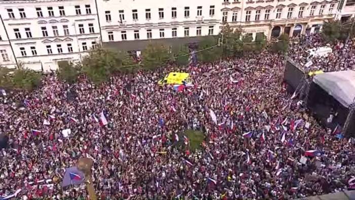 Video: 70.000 Tschechen protestieren gegen Russland-Sanktionen