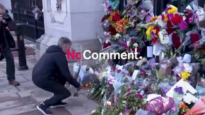 Video: Trauernde vor dem Buckingham-Palast: 