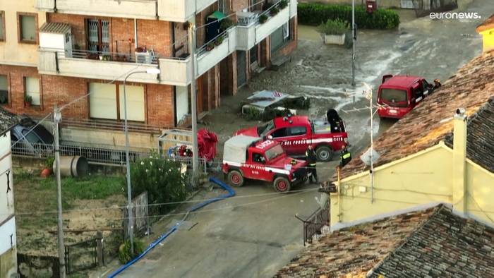 Video: Dramatischer Regen und Matsch an der Adria: 10 Tote, Frau mit Kind in Italien von Fluten mitgerissen