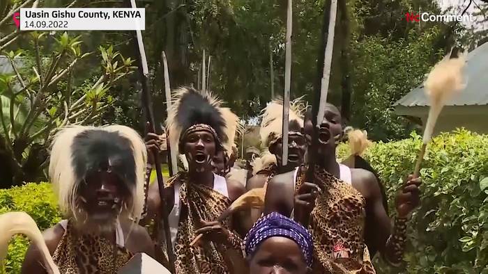 Video: Kalenjin-Kriegerinnen in Kenia singen für Königin Elisabeth