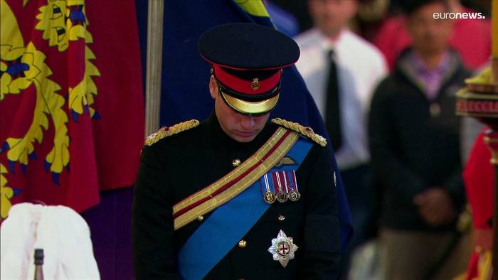 Video: William und Harry halten Totenwache am Sarg der Queen