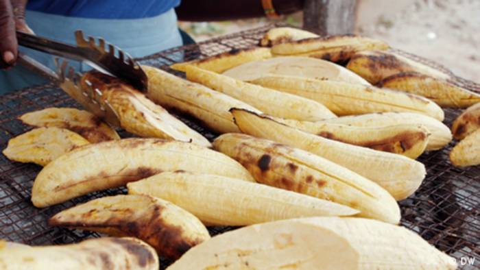 Video: Kochbanane - Beliebtes Streetfood in Ghana