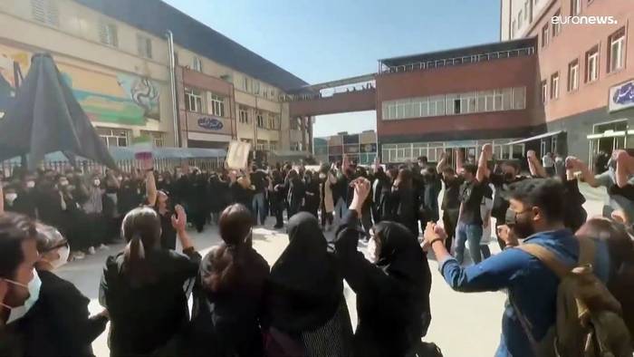 Video: Proteste gegen die Regierung des Iran: Männer und Frauen auf den Straßen