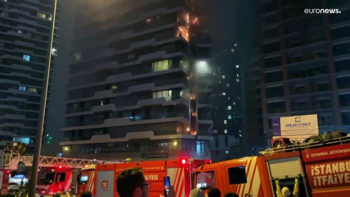 Video: Wie eine Fackel: 24-stöckiges Gebäude brennt in Istanbul