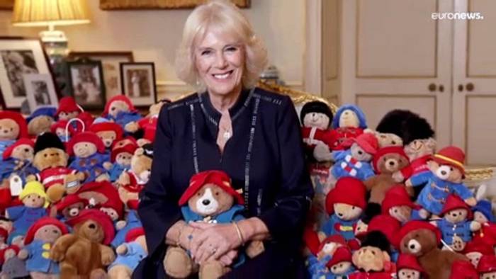 Video: Königliche Kuscheltiere: Camilla spendet Paddington-Bären an Kinder
