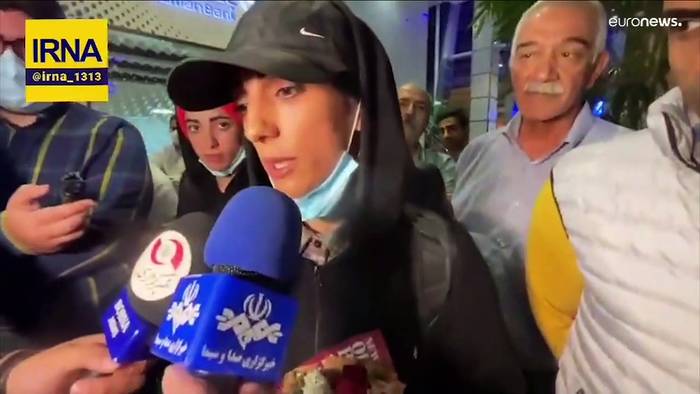 Video: Nach Wettkampf ohne Kopftuch: Kletterin Elnaz Rekabi ist wieder im Iran