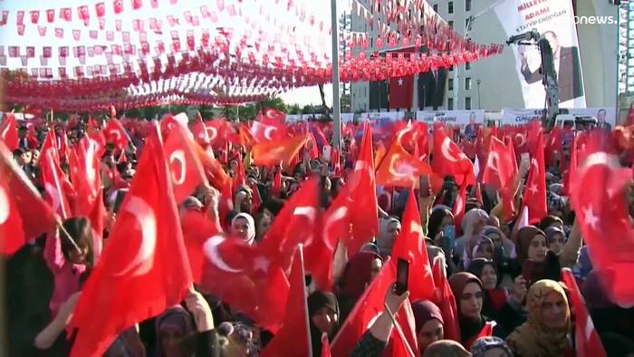 Video: Erdogan breitet das Kopftuch über den türkischen Wahlkampf aus