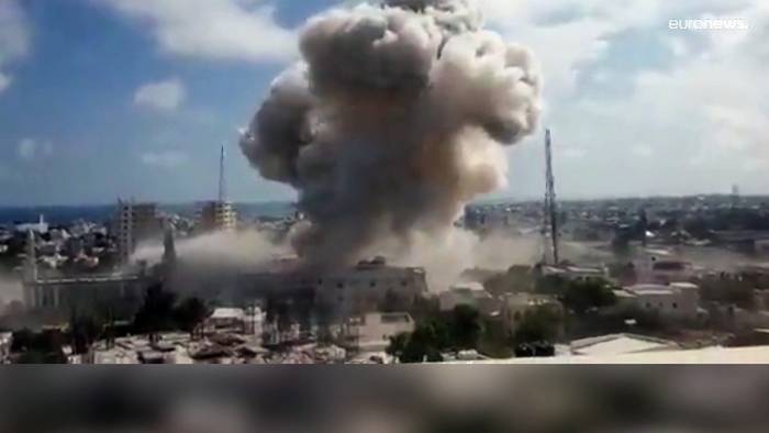 Video: Rauchpilze über Mogadischu - Selbstmordattacken vor Ministerium