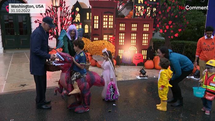 Video: Trick-or-Treat: Ehepaar Biden empfängt Kinder zu Halloween