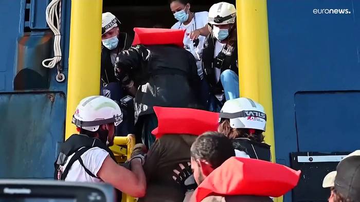 News video: Italien blockiert Rettungsschiffe, Kinder und Schwangere dürfen an Land