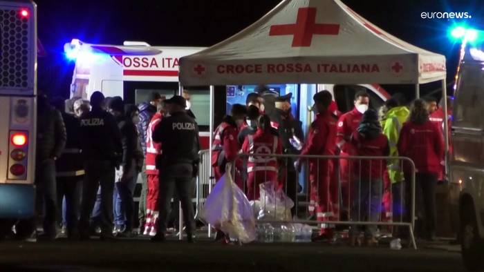 Video: 1. Hilfsschiff legt in Sizilien an - 35 Menschen dürfen nicht von Bord