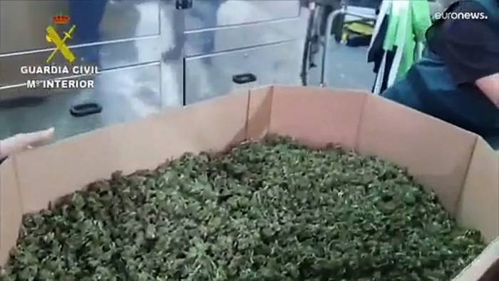 Video: Auf Plantagen, getrocknet, vakuumverpackt: Guardia Civil beschlagnahmt 32 Tonnen Marihuana