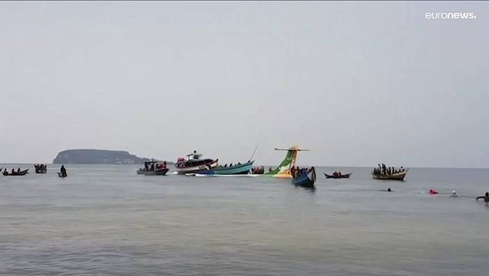 Video: 43 Menschen an Bord, mindestens 3 Tote: Flugzeug stürzt in den Victoriasee