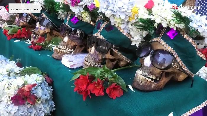 Video: Bolivien feiert Totenschädel