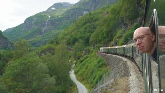 Video: Vorbei an Bergen und Fjorden: die Flåmbahn in Norwegen