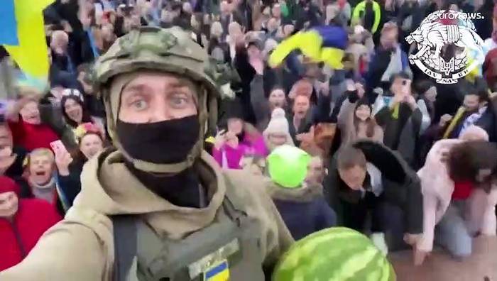 Video: Wassermelone als Zeichen der Befreiung: Ukrainische Truppen werden in Cherson gefeiert