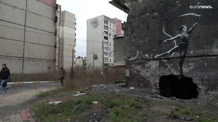Video: Handstand auf Trümmern: Neues Banksy-Graffiti in der Ukraine