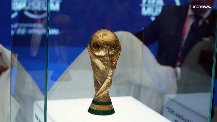 Video: Fußball-WM: Pokal ist enthüllt, Mannschaften sind auch schon da