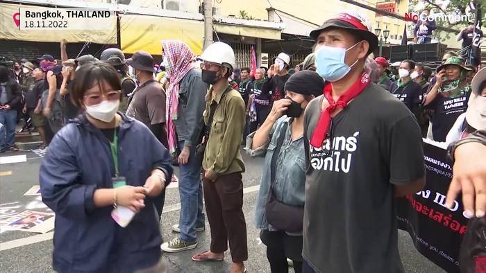 Video: Bangkok: Verletzte Journalistin wird nach Protesten ins Krankenhaus gebracht