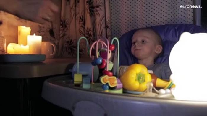 Video: Kalte Wohnungen, Kerzenschein: Menschen in der Ukraine geben nicht auf